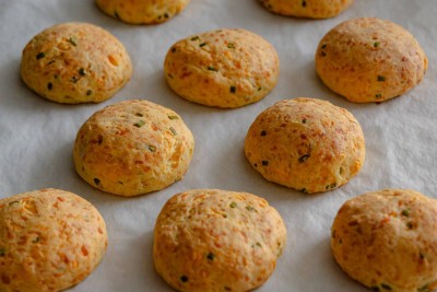 Biscuiți sărați cu brânzeturi și ceapă verde